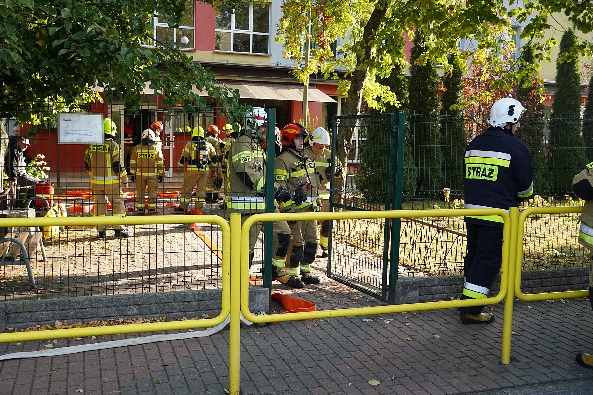 Próbna ewakuacja i ćwiczenia strażackie w Szkole Podstawowej nr 3 [08.10.2024] - zdjęcie #53 - eOstroleka.pl