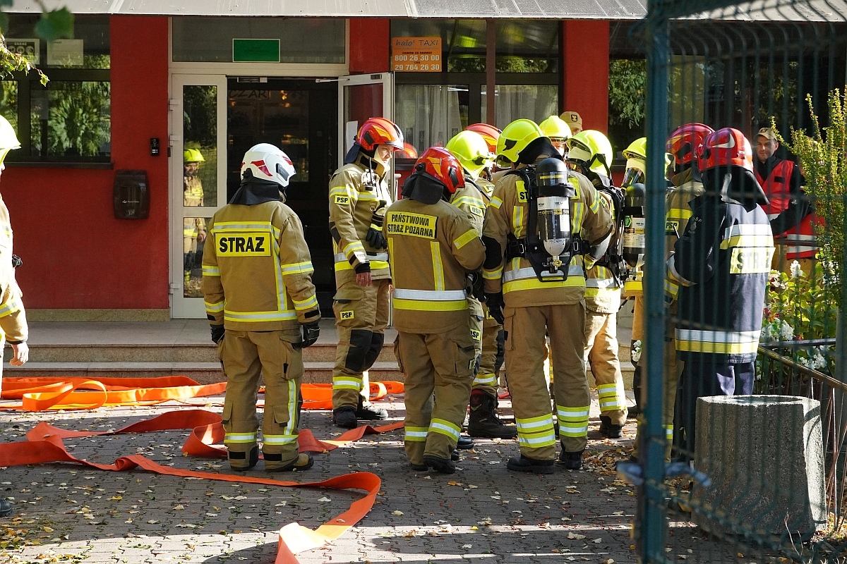 Próbna ewakuacja i ćwiczenia strażackie w Szkole Podstawowej nr 3 [08.10.2024] - zdjęcie #50 - eOstroleka.pl