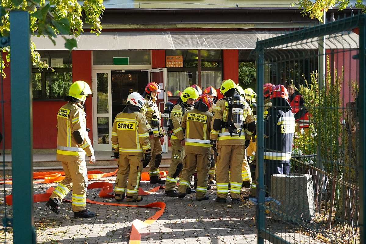 Próbna ewakuacja i ćwiczenia strażackie w Szkole Podstawowej nr 3 [08.10.2024] - zdjęcie #49 - eOstroleka.pl