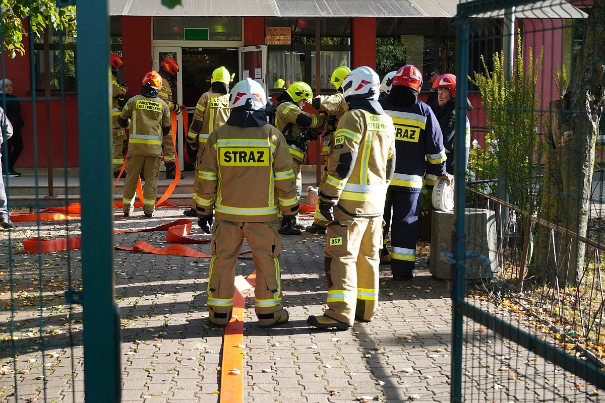 Próbna ewakuacja i ćwiczenia strażackie w Szkole Podstawowej nr 3 [08.10.2024] - zdjęcie #46 - eOstroleka.pl