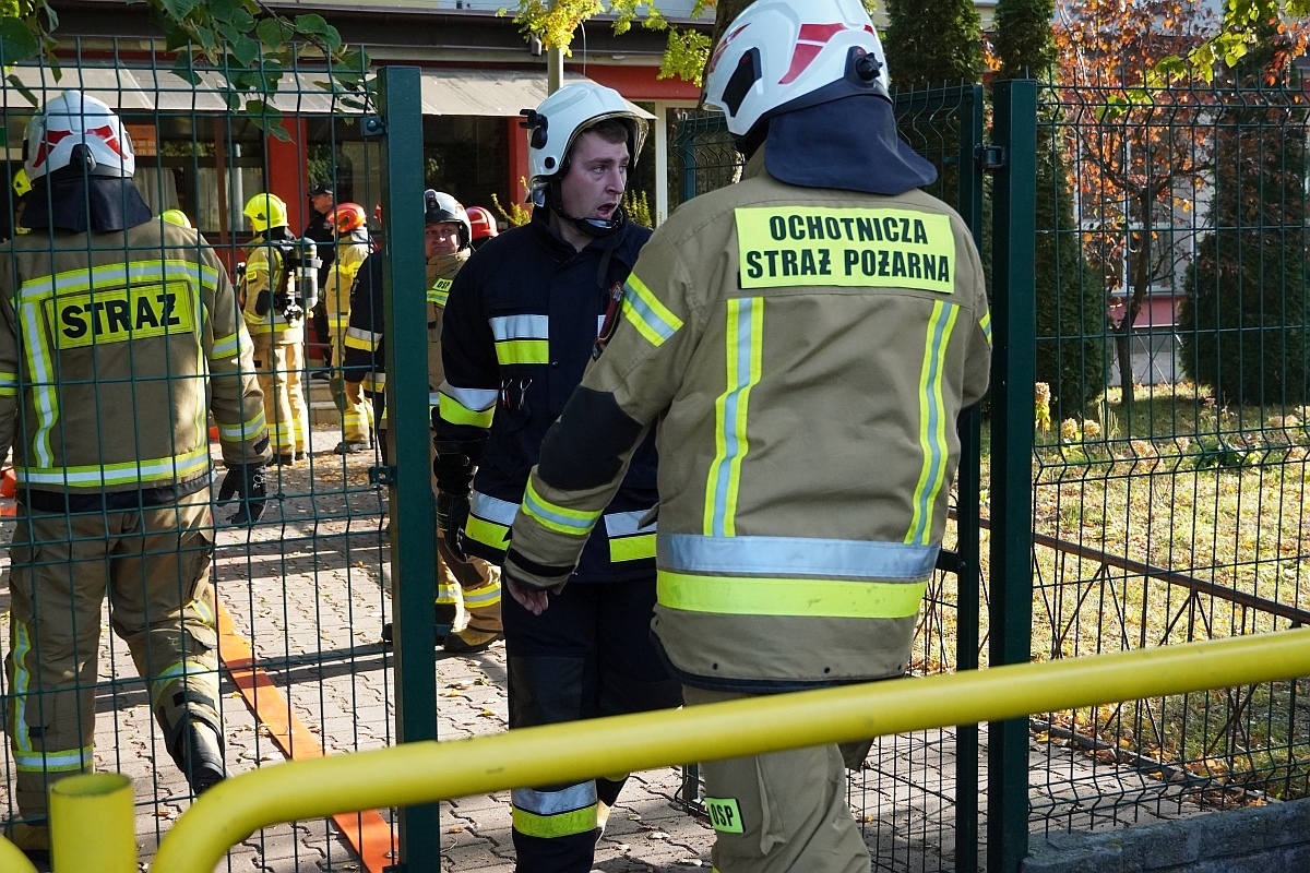 Próbna ewakuacja i ćwiczenia strażackie w Szkole Podstawowej nr 3 [08.10.2024] - zdjęcie #45 - eOstroleka.pl