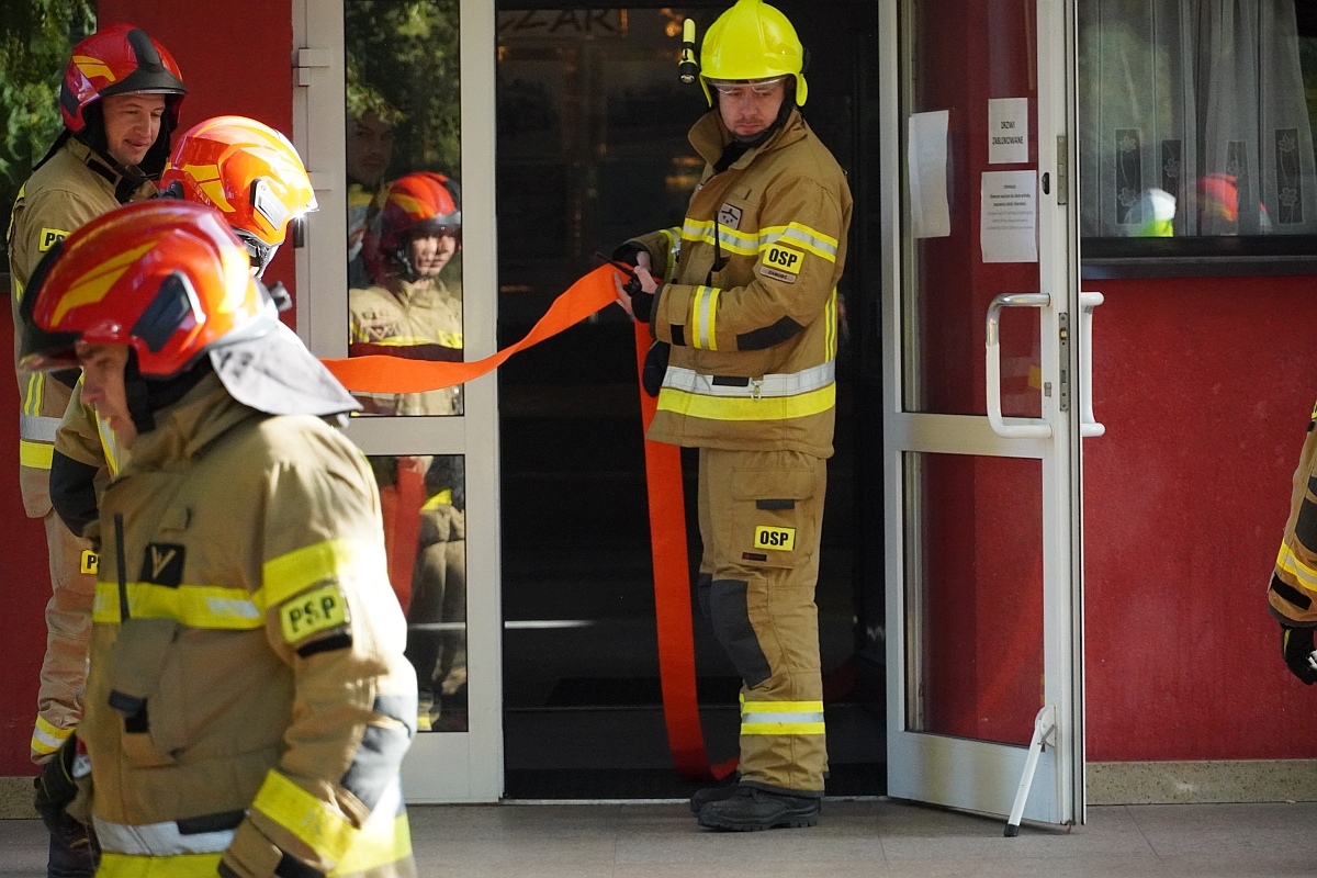 Próbna ewakuacja i ćwiczenia strażackie w Szkole Podstawowej nr 3 [08.10.2024] - zdjęcie #43 - eOstroleka.pl