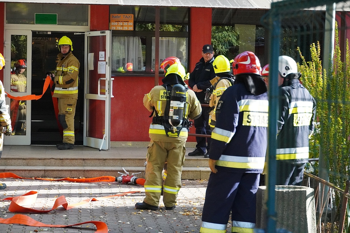 Próbna ewakuacja i ćwiczenia strażackie w Szkole Podstawowej nr 3 [08.10.2024] - zdjęcie #42 - eOstroleka.pl