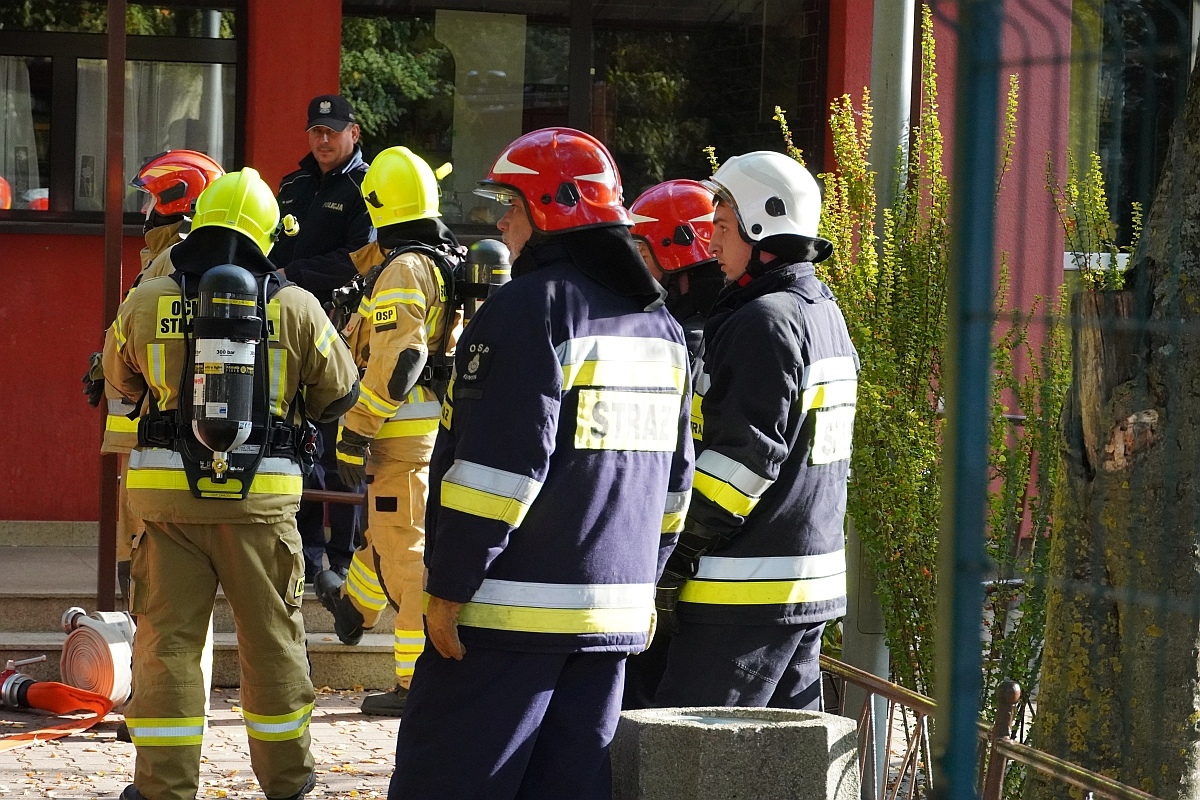 Próbna ewakuacja i ćwiczenia strażackie w Szkole Podstawowej nr 3 [08.10.2024] - zdjęcie #41 - eOstroleka.pl