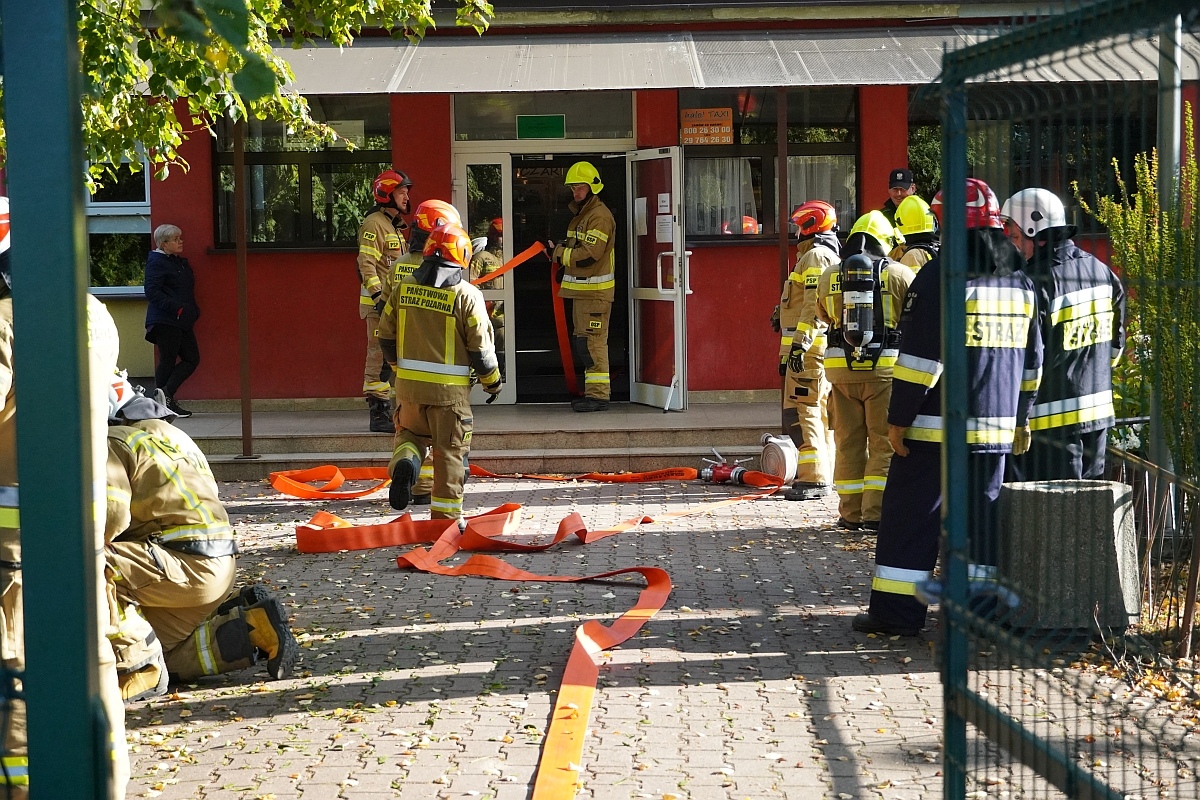 Próbna ewakuacja i ćwiczenia strażackie w Szkole Podstawowej nr 3 [08.10.2024] - zdjęcie #40 - eOstroleka.pl