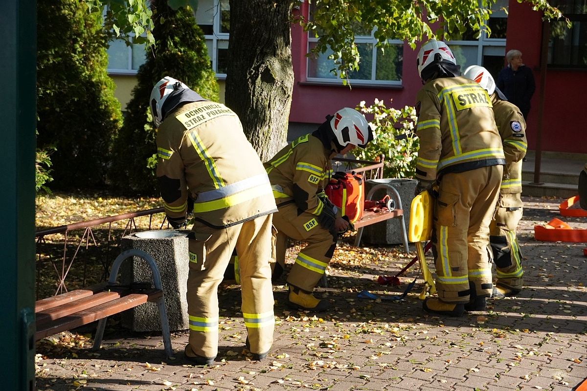 Próbna ewakuacja i ćwiczenia strażackie w Szkole Podstawowej nr 3 [08.10.2024] - zdjęcie #39 - eOstroleka.pl