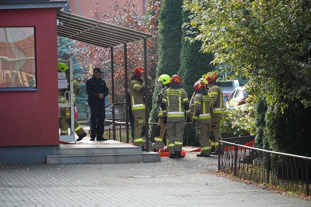 Próbna ewakuacja i ćwiczenia strażackie w Szkole Podstawowej nr 3 [08.10.2024] - zdjęcie #32 - eOstroleka.pl