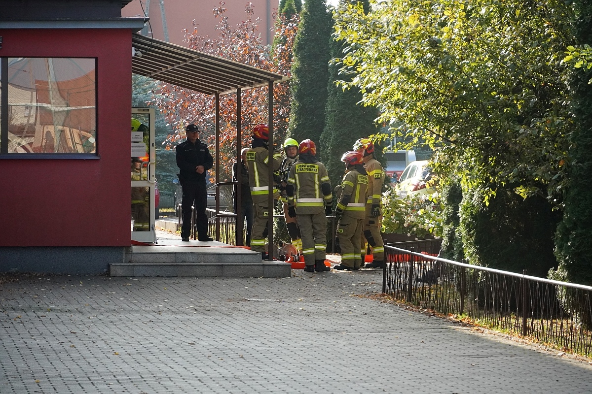 Próbna ewakuacja i ćwiczenia strażackie w Szkole Podstawowej nr 3 [08.10.2024] - zdjęcie #31 - eOstroleka.pl