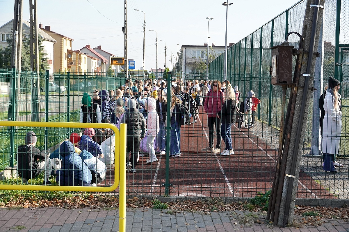 Próbna ewakuacja i ćwiczenia strażackie w Szkole Podstawowej nr 3 [08.10.2024] - zdjęcie #28 - eOstroleka.pl