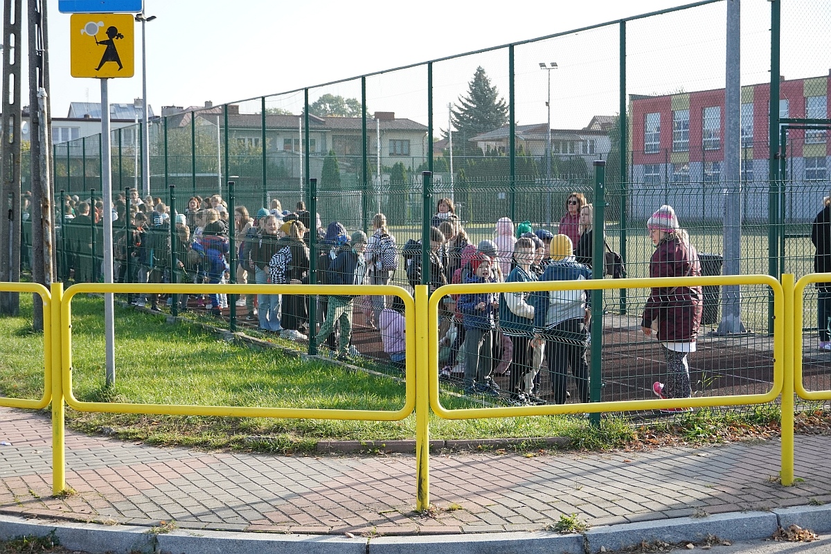 Próbna ewakuacja i ćwiczenia strażackie w Szkole Podstawowej nr 3 [08.10.2024] - zdjęcie #24 - eOstroleka.pl