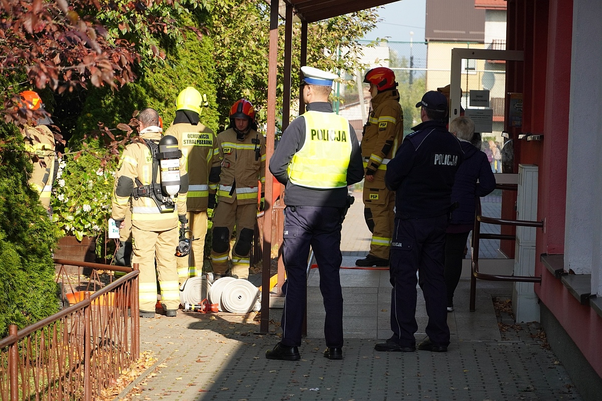 Próbna ewakuacja i ćwiczenia strażackie w Szkole Podstawowej nr 3 [08.10.2024] - zdjęcie #12 - eOstroleka.pl