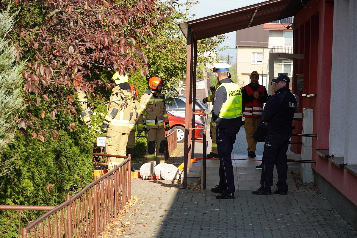 Próbna ewakuacja i ćwiczenia strażackie w Szkole Podstawowej nr 3 [08.10.2024] - zdjęcie #11 - eOstroleka.pl
