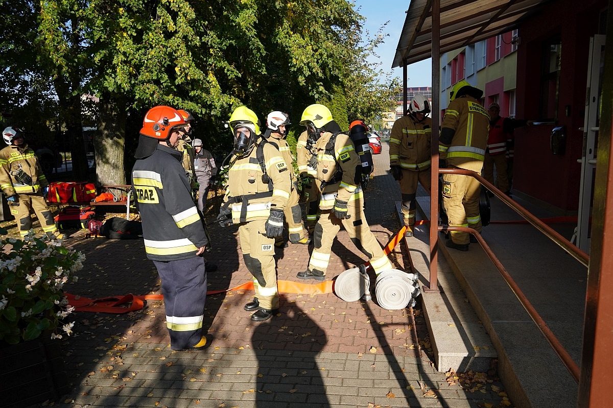 Próbna ewakuacja i ćwiczenia strażackie w Szkole Podstawowej nr 3 [08.10.2024] - zdjęcie #10 - eOstroleka.pl