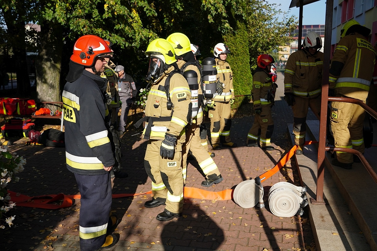 Próbna ewakuacja i ćwiczenia strażackie w Szkole Podstawowej nr 3 [08.10.2024] - zdjęcie #9 - eOstroleka.pl