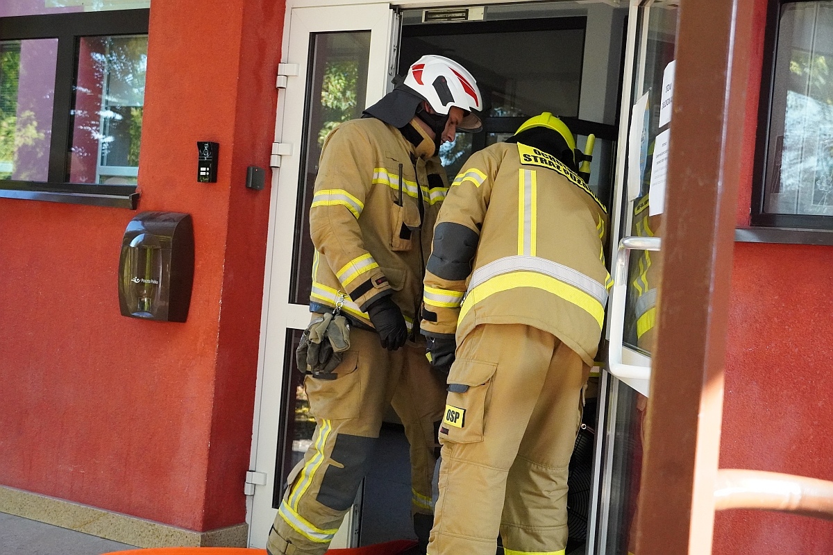 Próbna ewakuacja i ćwiczenia strażackie w Szkole Podstawowej nr 3 [08.10.2024] - zdjęcie #3 - eOstroleka.pl