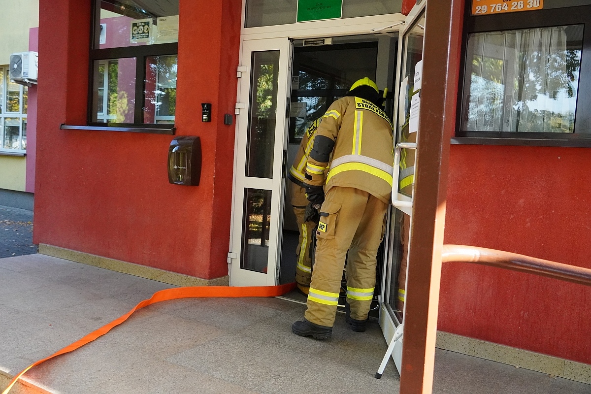 Próbna ewakuacja i ćwiczenia strażackie w Szkole Podstawowej nr 3 [08.10.2024] - zdjęcie #2 - eOstroleka.pl