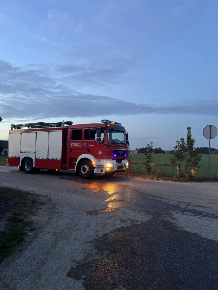 Pożar w piwnicy budynku mieszalnego w Czarnotrzewiu [08.10.2024] - zdjęcie #4 - eOstroleka.pl