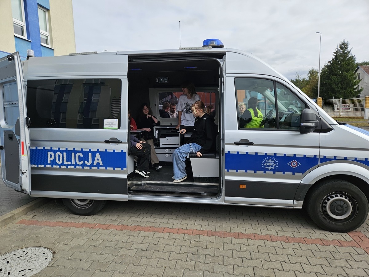 Dzień otwarty w KMP w Ostrołęce [07.10.2024] - zdjęcie #4 - eOstroleka.pl