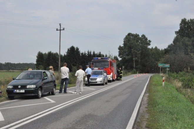 Zabiele wielkie: Samochód wpadł do rowu (13 VIII 2011) - zdjęcie #2 - eOstroleka.pl