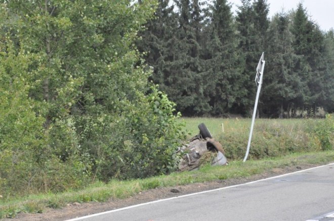 Zabiele wielkie: Samochód wpadł do rowu (13 VIII 2011) - zdjęcie #11 - eOstroleka.pl
