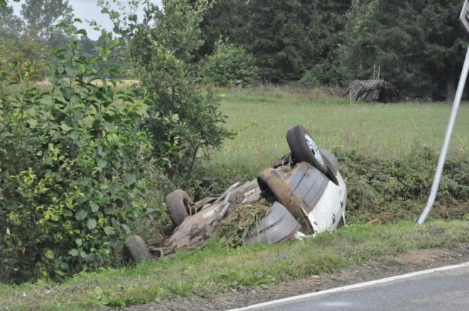 Zabiele wielkie: Samochód wpadł do rowu (13 VIII 2011) - zdjęcie #4 - eOstroleka.pl