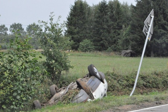 Zabiele wielkie: Samochód wpadł do rowu (13 VIII 2011) - zdjęcie #5 - eOstroleka.pl