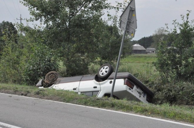 Zabiele wielkie: Samochód wpadł do rowu (13 VIII 2011) - zdjęcie #1 - eOstroleka.pl