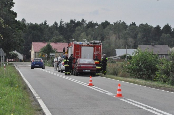Zabiele wielkie: Samochód wpadł do rowu (13 VIII 2011) - zdjęcie #6 - eOstroleka.pl