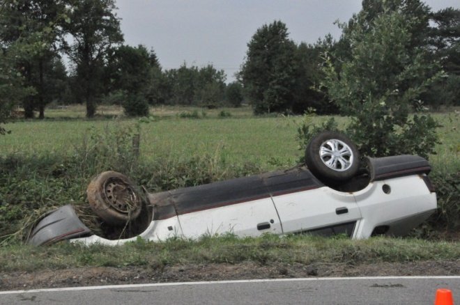 Zabiele wielkie: Samochód wpadł do rowu (13 VIII 2011) - zdjęcie #7 - eOstroleka.pl