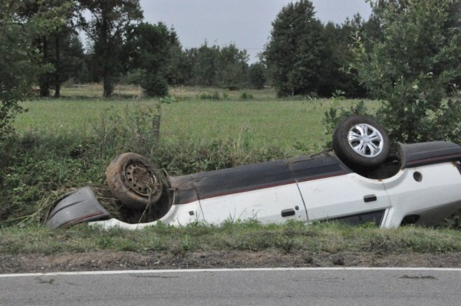 Zabiele wielkie: Samochód wpadł do rowu (13 VIII 2011) - zdjęcie #8 - eOstroleka.pl