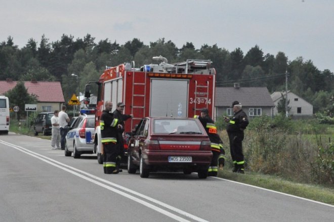 Zabiele wielkie: Samochód wpadł do rowu (13 VIII 2011) - zdjęcie #9 - eOstroleka.pl