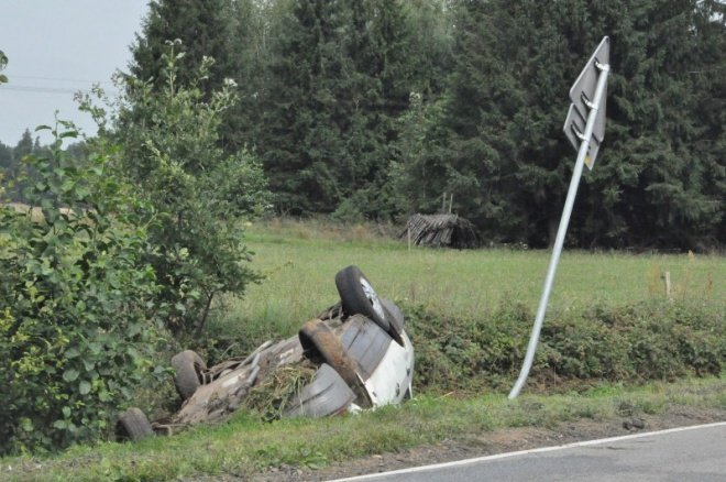 Zabiele wielkie: Samochód wpadł do rowu (13 VIII 2011) - zdjęcie #10 - eOstroleka.pl