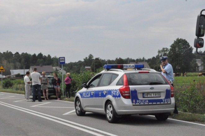 Zabiele wielkie: Samochód wpadł do rowu (13 VIII 2011) - zdjęcie #11 - eOstroleka.pl