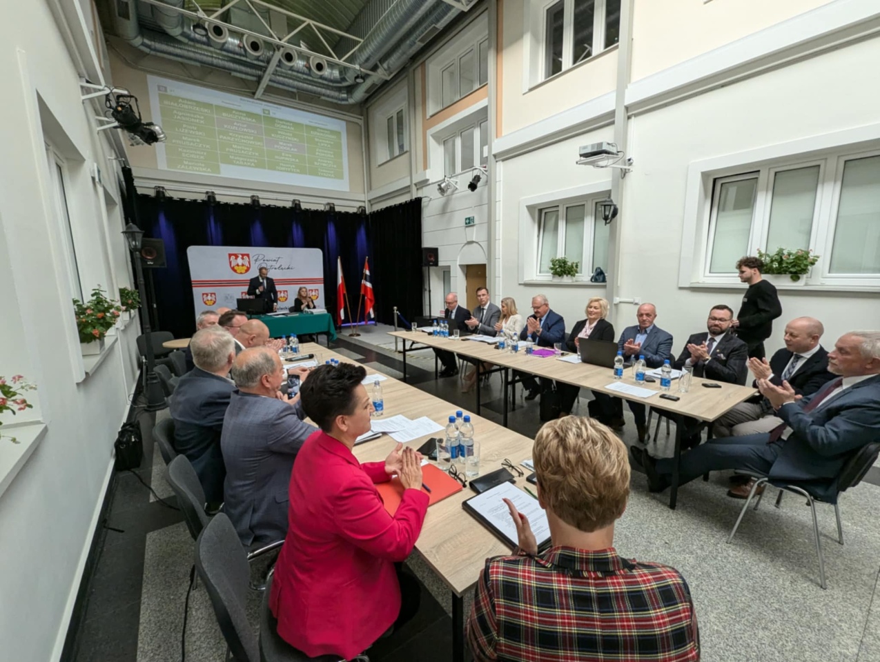 VI sesja Rady Powiatu w Ostrołęce [10.10.2024] - zdjęcie #4 - eOstroleka.pl