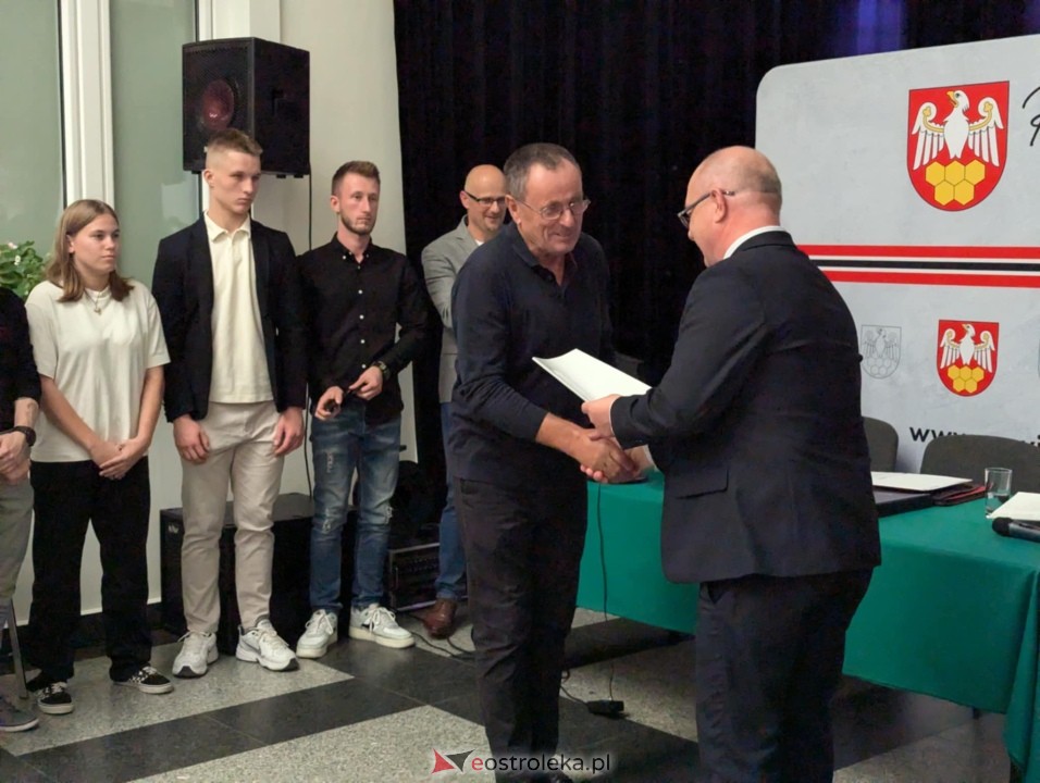 Starosta ostrołęcki nagrodził sportowców [10.10.2024] - zdjęcie #9 - eOstroleka.pl
