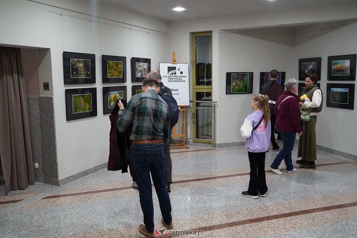 Wernisaż wystawy Zbliżenia OFF [11.10.2024] - zdjęcie #33 - eOstroleka.pl