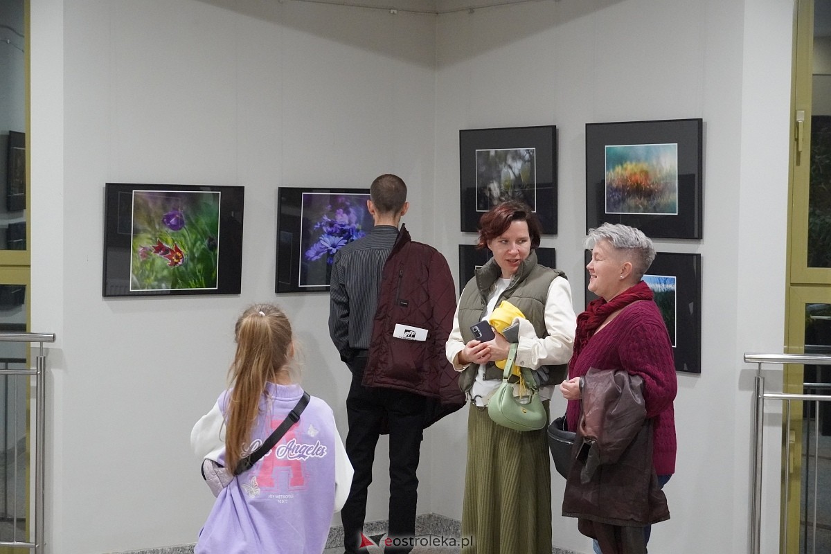 Wernisaż wystawy Zbliżenia OFF [11.10.2024] - zdjęcie #32 - eOstroleka.pl