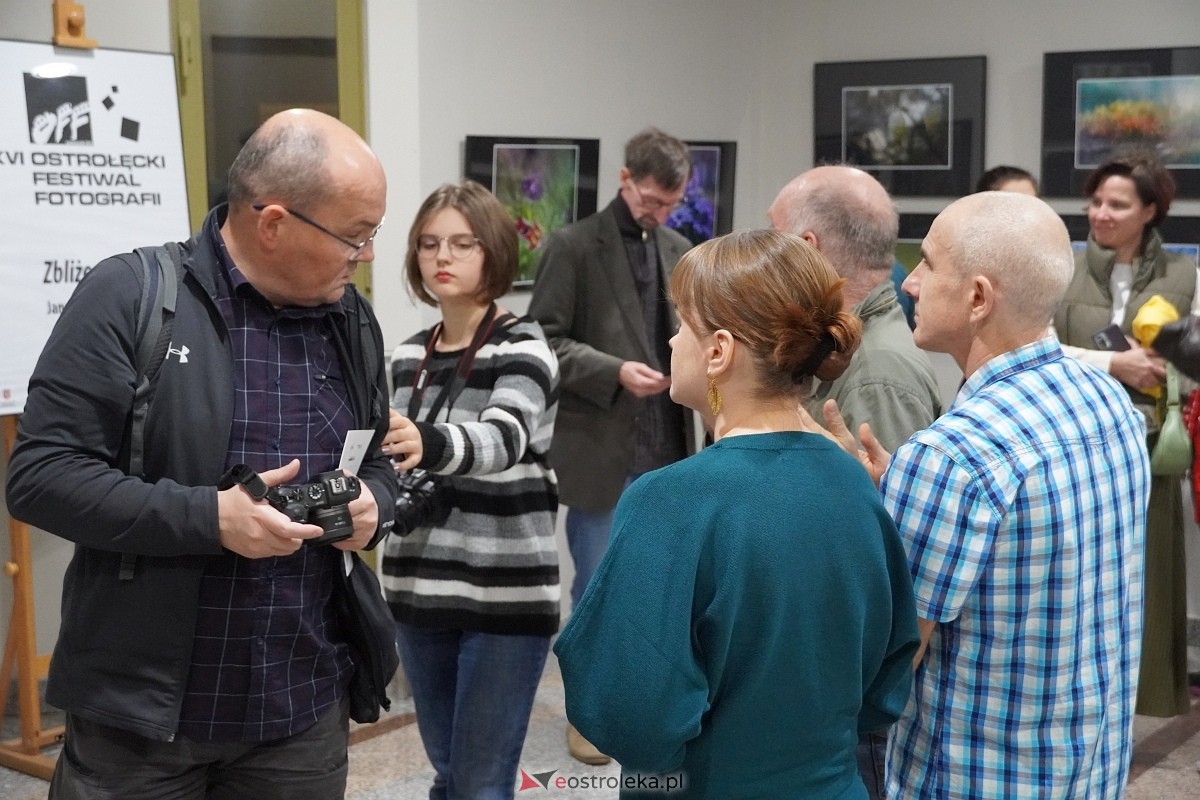 Wernisaż wystawy Zbliżenia OFF [11.10.2024] - zdjęcie #29 - eOstroleka.pl