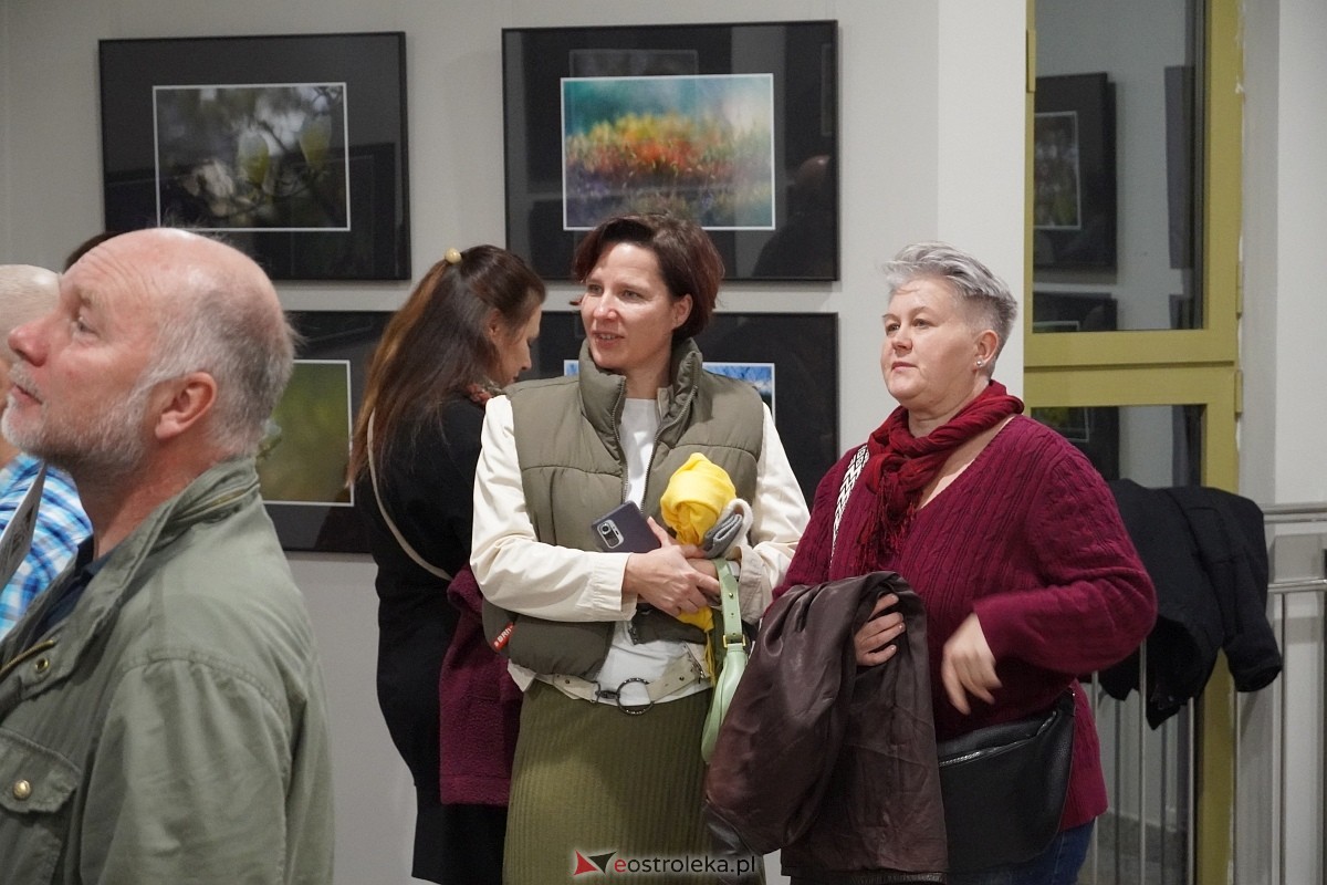 Wernisaż wystawy Zbliżenia OFF [11.10.2024] - zdjęcie #28 - eOstroleka.pl