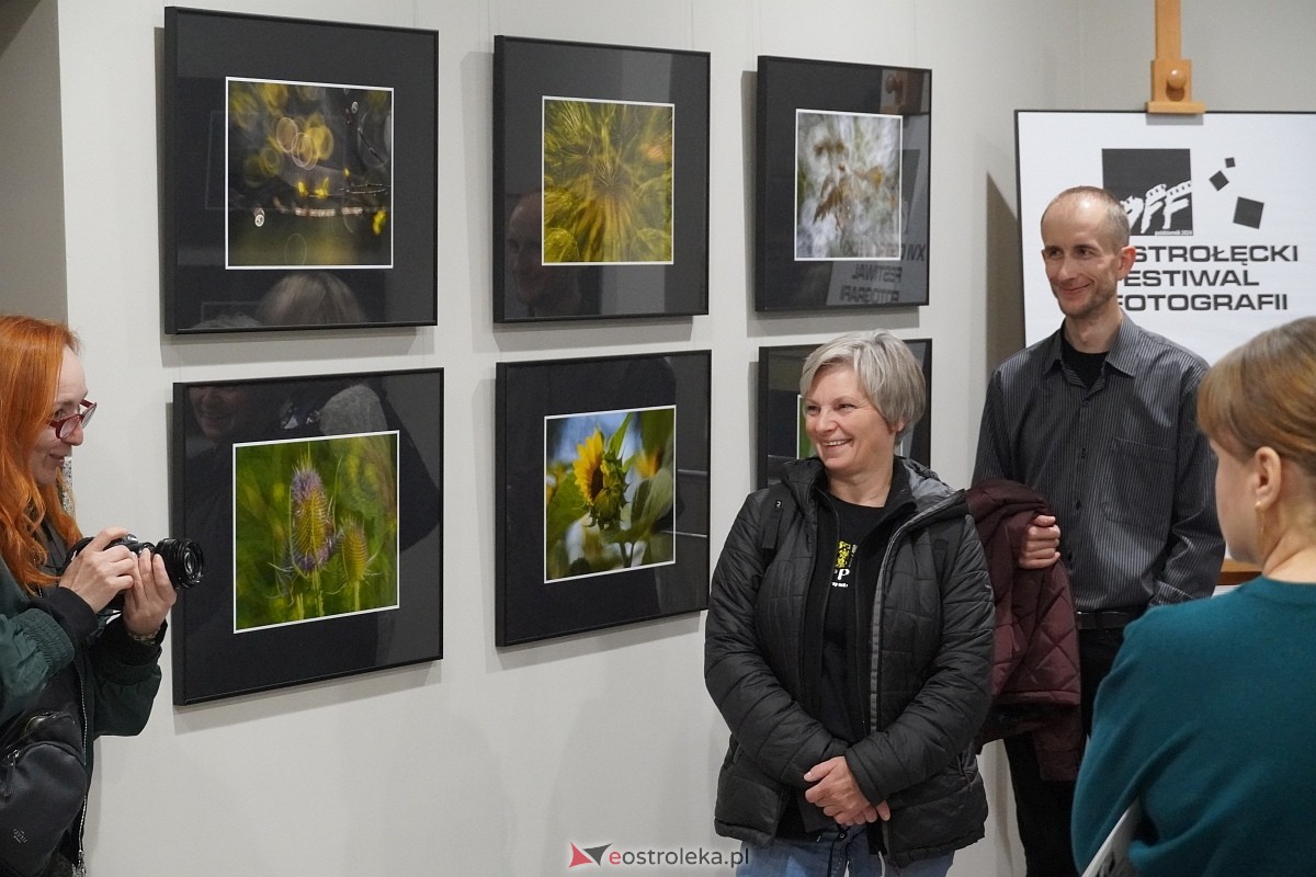 Wernisaż wystawy Zbliżenia OFF [11.10.2024] - zdjęcie #22 - eOstroleka.pl