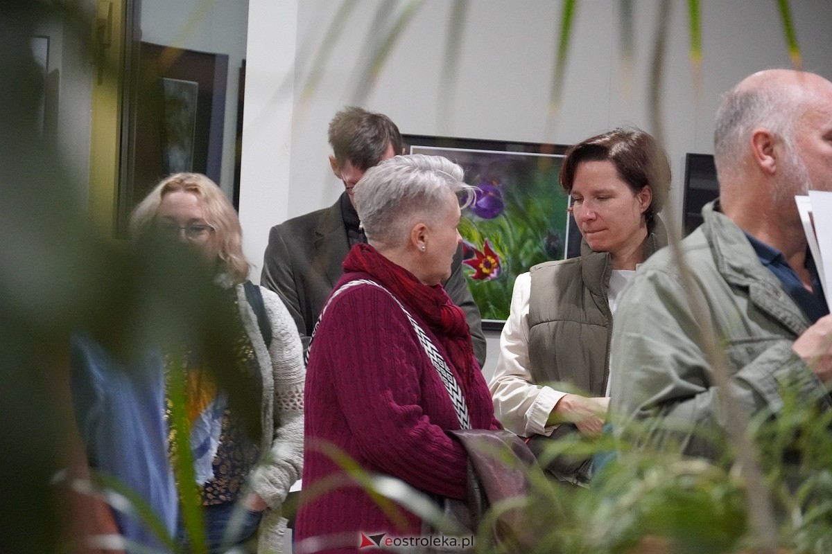 Wernisaż wystawy Zbliżenia OFF [11.10.2024] - zdjęcie #21 - eOstroleka.pl