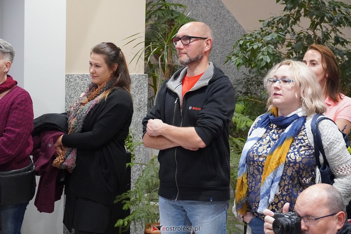 Wernisaż wystawy Zbliżenia OFF [11.10.2024] - zdjęcie #17 - eOstroleka.pl