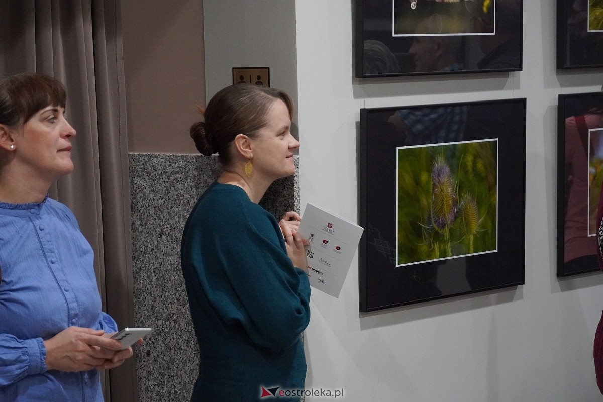 Wernisaż wystawy Zbliżenia OFF [11.10.2024] - zdjęcie #4 - eOstroleka.pl