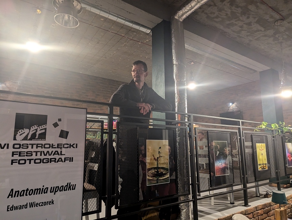 wernisaż wystawy “Anatomia upadku” w multimedialnym Centrum Natura [12.10.2024] - zdjęcie #4 - eOstroleka.pl