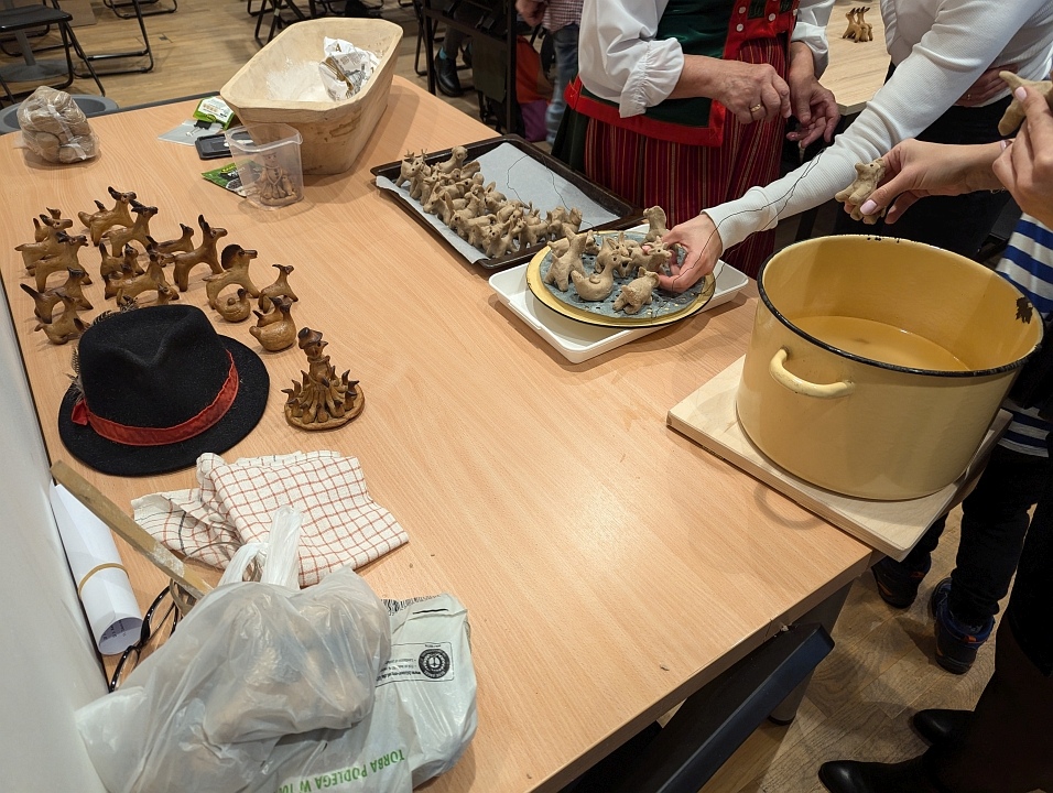 Niedziela w Muzeum „byśki” i „nowe latka” [12.10.2024] - zdjęcie #11 - eOstroleka.pl