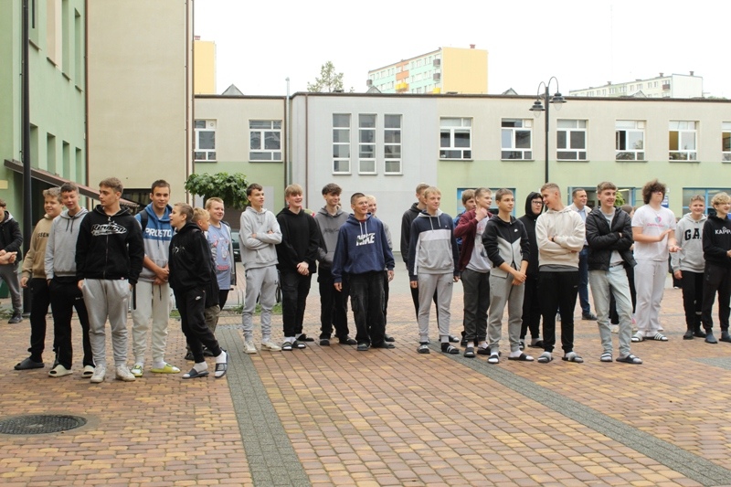 Otrzęsiny klas pierwszych w ZSZ nr 1 [15.10.2024] - zdjęcie #13 - eOstroleka.pl