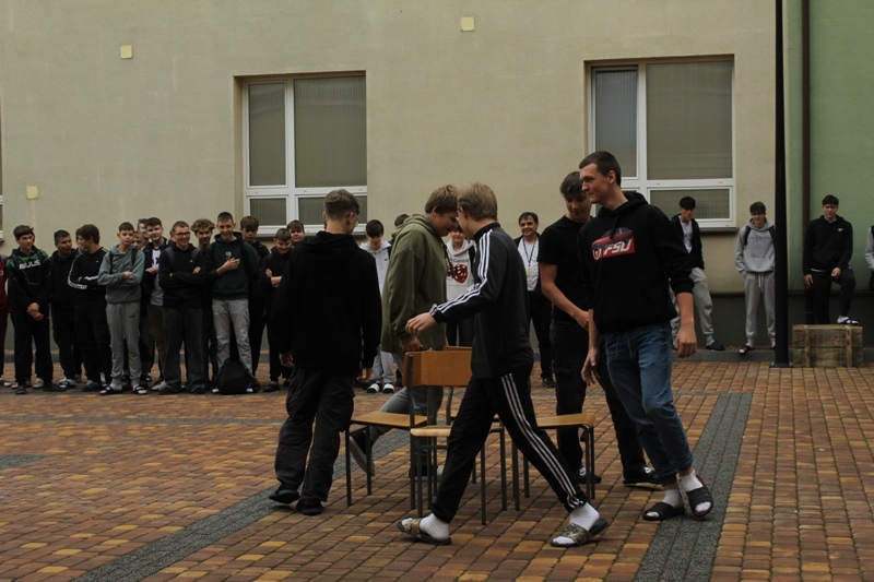 Otrzęsiny klas pierwszych w ZSZ nr 1 [15.10.2024] - zdjęcie #12 - eOstroleka.pl