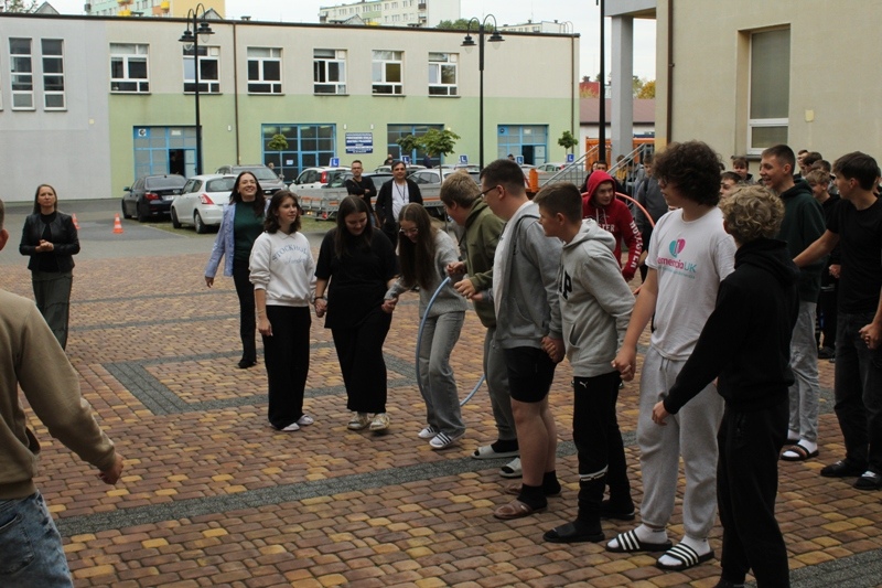 Otrzęsiny klas pierwszych w ZSZ nr 1 [15.10.2024] - zdjęcie #11 - eOstroleka.pl