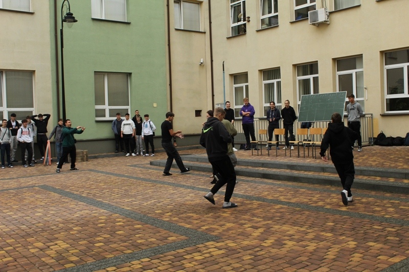 Otrzęsiny klas pierwszych w ZSZ nr 1 [15.10.2024] - zdjęcie #9 - eOstroleka.pl
