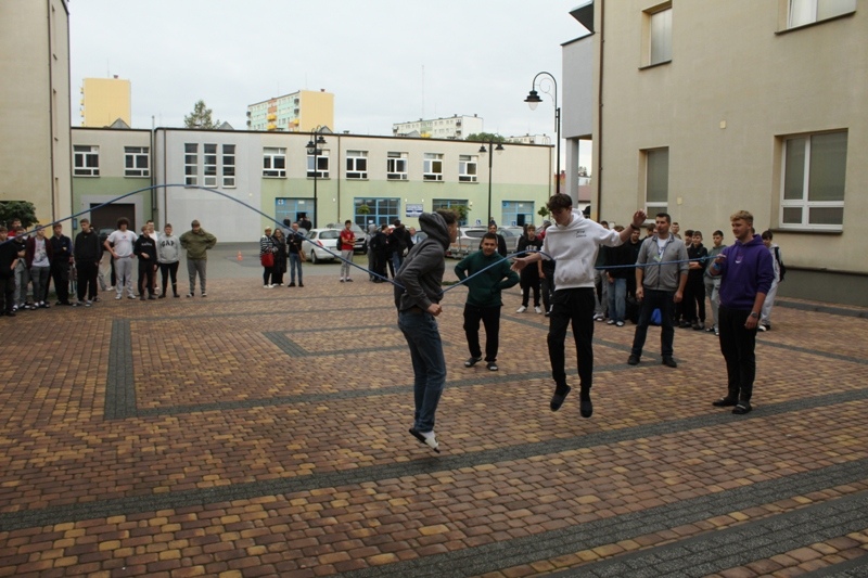 Otrzęsiny klas pierwszych w ZSZ nr 1 [15.10.2024] - zdjęcie #8 - eOstroleka.pl